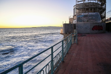 Genova Nervi - mareggiata sulla passeggiata anita garibaldi