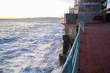 Genova Nervi - mareggiata sulla passeggiata anita garibaldi