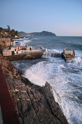 Genova Nervi - mareggiata sulla passeggiata anita garibaldi