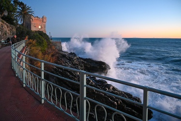 Genova Nervi - mareggiata sulla passeggiata anita garibaldi