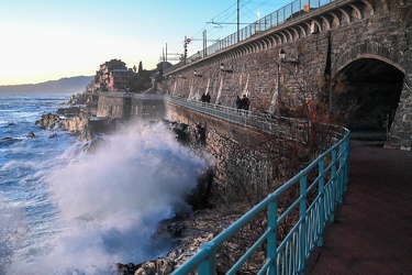 Genova Nervi - mareggiata sulla passeggiata anita garibaldi