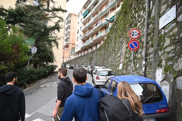 Genova, quartiere Oregina - via Gaeta con auto multate divieto d