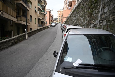 Genova, quartiere Oregina - via Gaeta con auto multate divieto d