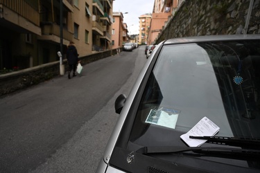 Genova, quartiere Oregina - via Gaeta con auto multate divieto d