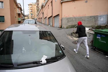 Genova, quartiere Oregina - via Gaeta con auto multate divieto d