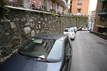 Genova, quartiere Oregina - via Gaeta con auto multate divieto d