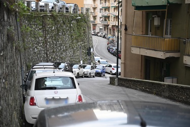 Genova, quartiere Oregina - via Gaeta con auto multate divieto d