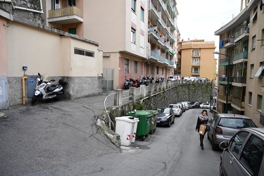 Genova, quartiere Oregina - via Gaeta con auto multate divieto d