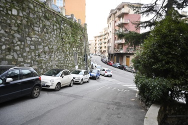 Genova, quartiere Oregina - via Gaeta con auto multate divieto d