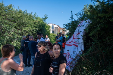 Genova, i residenti di Pra‚Äô in strada contro l‚Äôarrivo di Luc