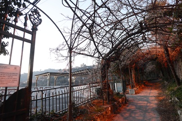 Genova, quartiere quezzi alta - giardini pista rossa