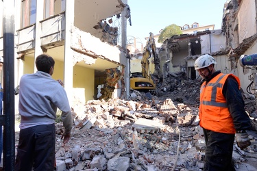 Genova Sampierdarena - demolizione edificio ex biblioteca civica
