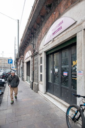 Genova, sampierdarena - via Buranello - negozi chiusi voltini