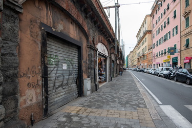 Genova, sampierdarena - via Buranello - negozi chiusi voltini