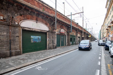 Genova, sampierdarena - via Buranello - negozi chiusi voltini