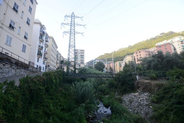 Genova, torrente Sturla visto da Via del Borgo - tralicci alta t