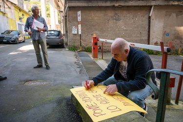 Genova, zona Gavette - protesta residenti cavalcavia autostrada