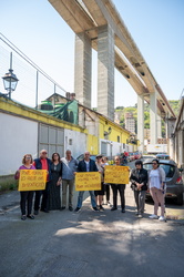Genova, zona Gavette - protesta residenti cavalcavia autostrada