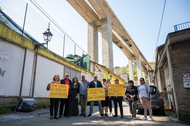 Genova, zona Gavette - protesta residenti cavalcavia autostrada