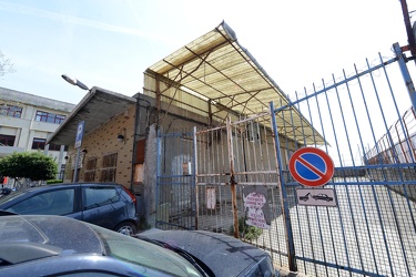 Genova, Voltri - il capannone ex-Forever davanti alla scuola Lan