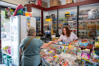 Genova, Voltri - edicola Il Giornalaio - con Silvia Paqualetto, 