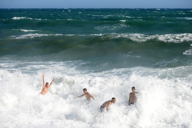Genova, Voltri - ragazzi fanno il bagno nonostante la mareggiata