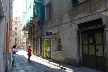 Genova Voltri - palazzo pericolante con impalcature dietro la ch