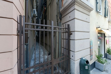 Genova - centro storico - chiusura di piazze e vicoli con cancel