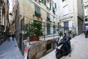 Genova - centro storico - chiusura di piazze e vicoli con cancel