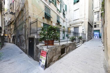 Genova - centro storico - chiusura di piazze e vicoli con cancel