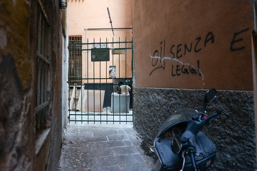 Genova - centro storico - chiusura di piazze e vicoli con cancel