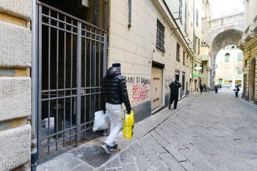 Genova - centro storico - chiusura di piazze e vicoli con cancel