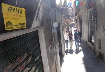 Genova - centro storico - commercio e crisi
