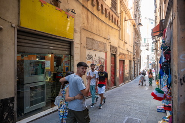 Genova, via del Campo - viaggio tra gli esercizi commerciali