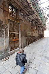 Genova - vico del Dragone 6 - palazzo con perenni lavori in cors