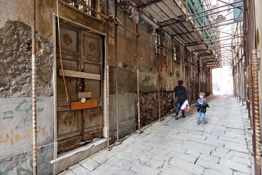 Genova - vico del Dragone 6 - palazzo con perenni lavori in cors