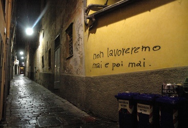 Genova, centro storico - notte in Via della Maddalena