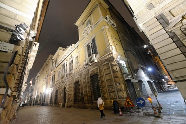 Genova - centro storico vicoli notte - illuminazione pubblica