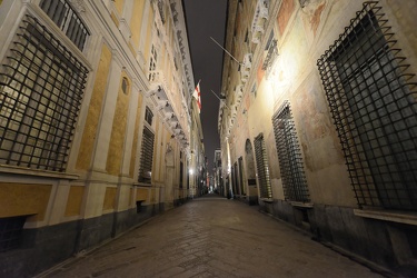 Genova - centro storico vicoli notte - illuminazione pubblica