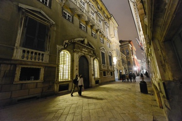 Genova - centro storico vicoli notte - illuminazione pubblica