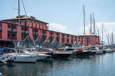 Genova, porto antico darsena - palazzi residenziali e albergo