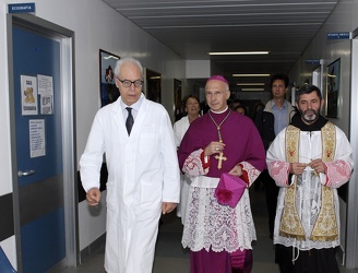 Cardinale Angelo Bagnasco saluta Gaslini