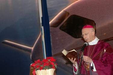 Cardinale Bagnasco celebra messa hangar Piaggio Aero