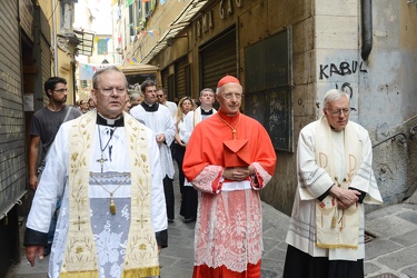 Genova - processione in via Pre con cardinale Angelo Bagnasco