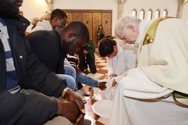 Genova - centro di accoglienza Casa Bozzo - messa pasqua e lavag