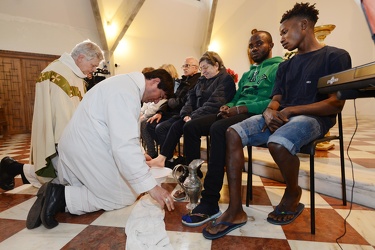 Genova - centro di accoglienza Casa Bozzo - messa pasqua e lavag