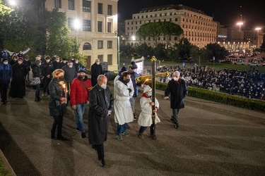 Genova, piazza della Vittoria - via crucis e preghiere contro la