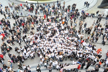 Genova - Piazza De Ferrari - gruppo maglietta fango