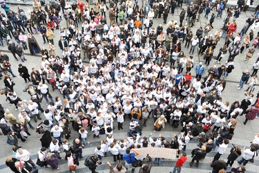 Genova - Piazza De Ferrari - gruppo maglietta fango