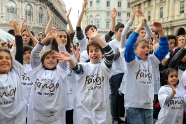 Genova - Piazza De Ferrari - gruppo maglietta fango